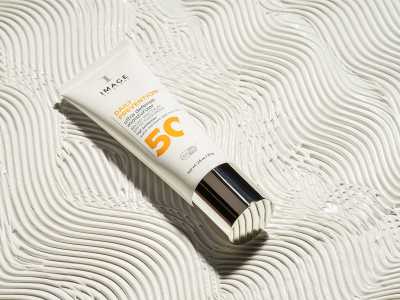 39b1c0c1847f_DPEU_103_DAILY_PREVENTION_Ultra_Defense_Moisturizer_SPF_50_Lifestyle_5