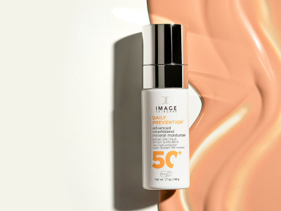 PEU_105_DAILY_PREVENTION_Advanced_Smartblend_Mineral_Moisturizer_SPF_50_Lifestyle_5